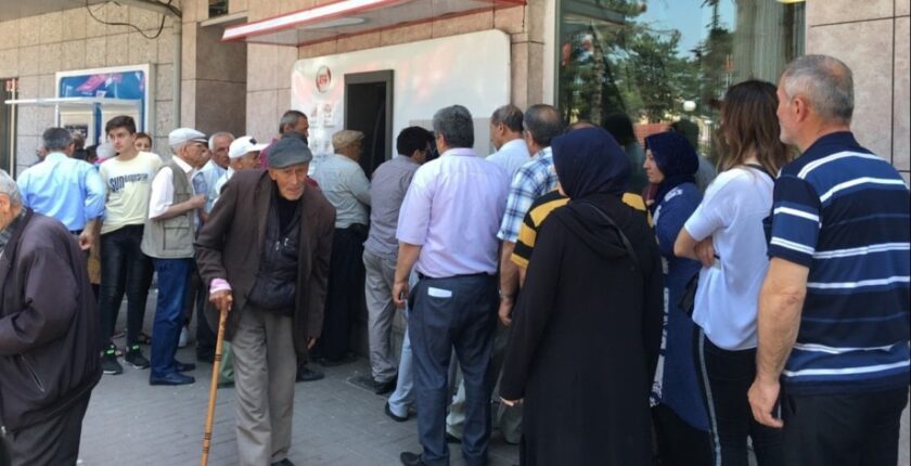 Emekli krediye mahkum oldu Emekli krediye mahkum oldu