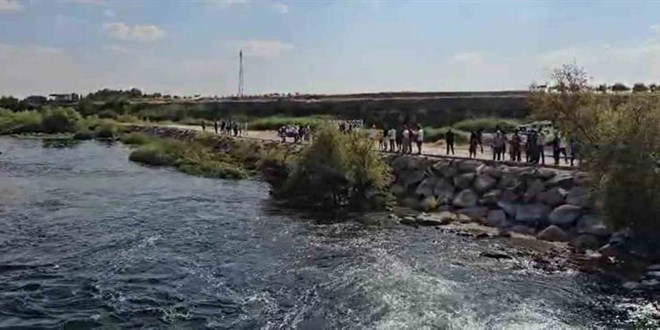 Serinlemek için Fırat Nehri’ne giren 15 yaşındaki çocuk kayboldu Serinlemek için Fırat Nehri’ne giren 15 yaşındaki çocuk kayboldu
