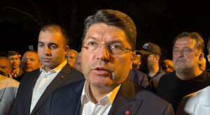 Yılmaz Tunç: Son 15 gün içerisinde çıkan yangınlarla ilgili 17 kişi tutuklandı Yılmaz Tunç: Son 15 gün içerisinde çıkan yangınlarla ilgili 17 kişi tutuklandı